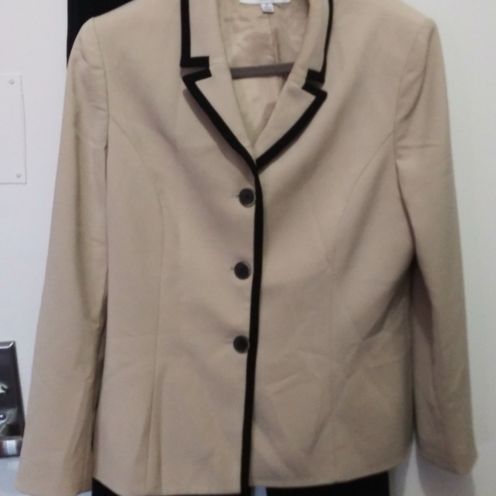 Women's 2 piece Le Suit pant set.